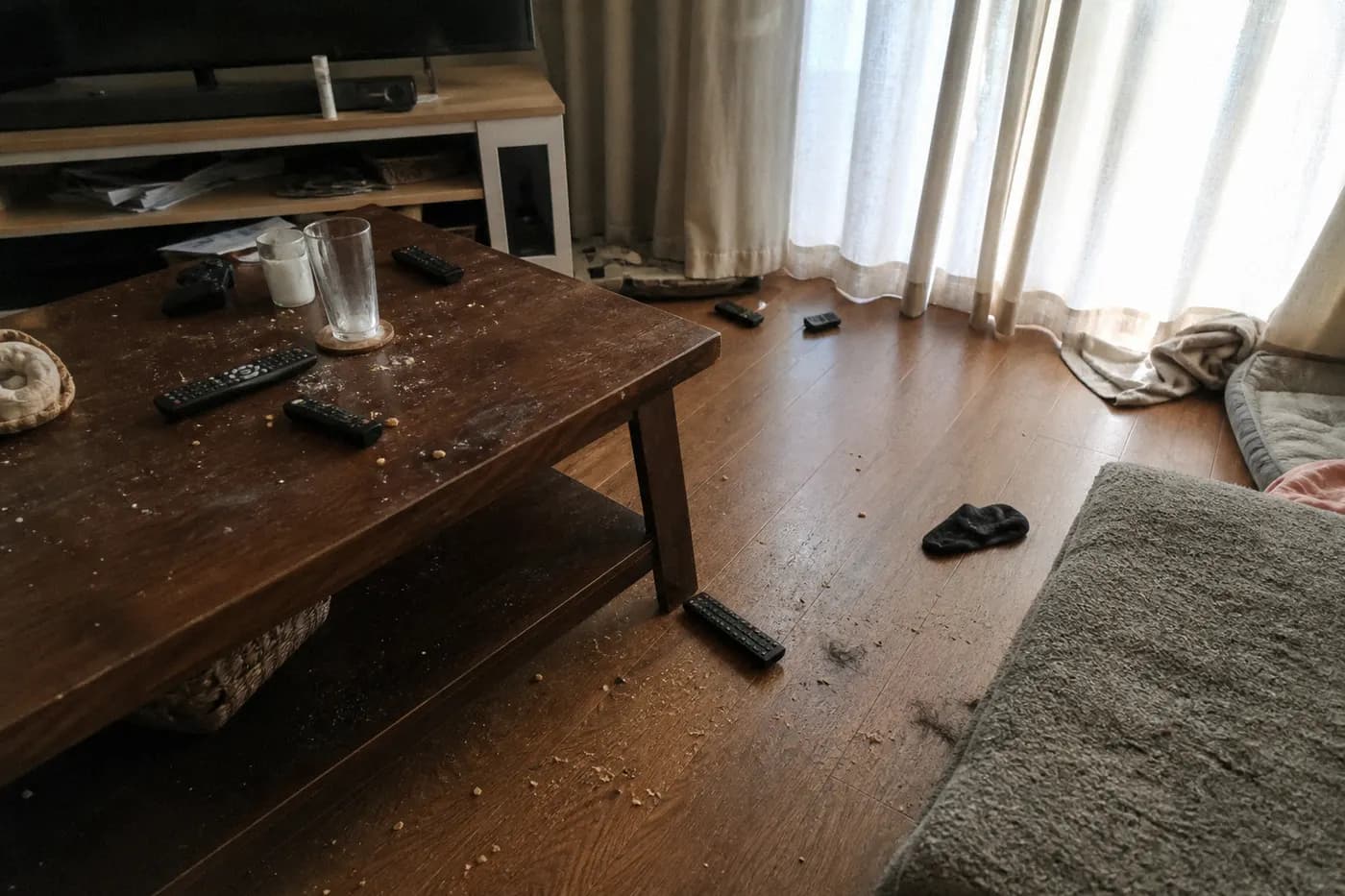 Cluttered living room before house cleaning
